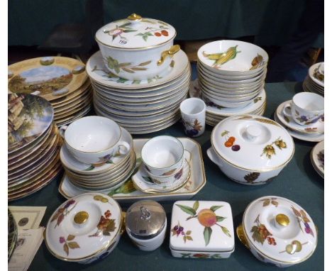 A Collection of Royal Worcester Evesham Dinner Wares to Include Thirteen Dinner Plates, Six Side Plates, Nine Bowls, Lidded T