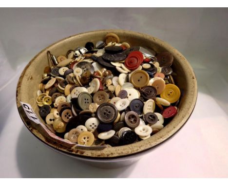 Large quantity of buttons in a ceramic pot. UK P&amp;P Group 2 (£20+VAT for the first lot and £4+VAT for subsequent lots) 