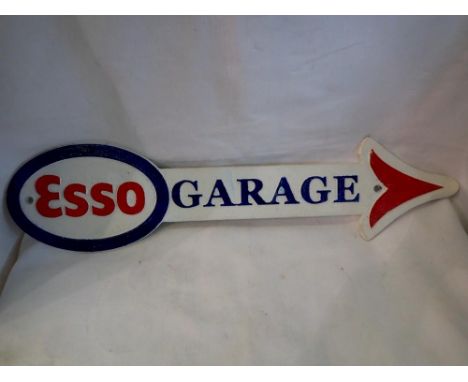 Cast iron Esso garage arrow. W:40cm. UK P&amp;P Group 2 (£20+VAT for the first lot and £4+VAT for subsequent lots) 