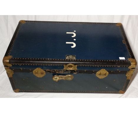 *Item to be collected from Friargate, Derby*A vintage Victor Wardrobe Luggage travel/steamer trunk, approx 91cm wide x 36cm h