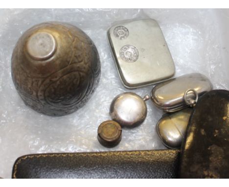 A collectable lot to include a cased set of scales, sovereign cases, Dog of Fo model etc