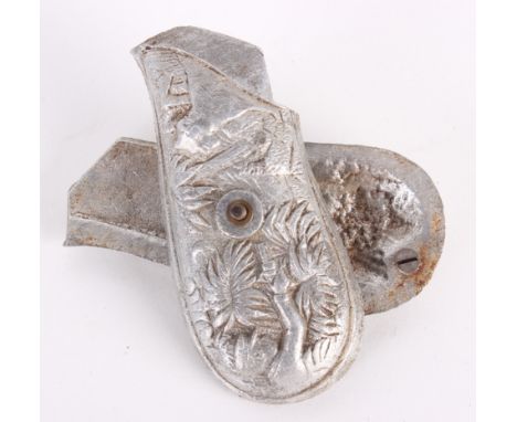[Militaria] A Pair of Cast Pistol Grip Plates each decorated with lion hunting, 7.5cm.