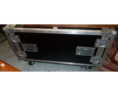 Aluminium bound gig trunk on casters