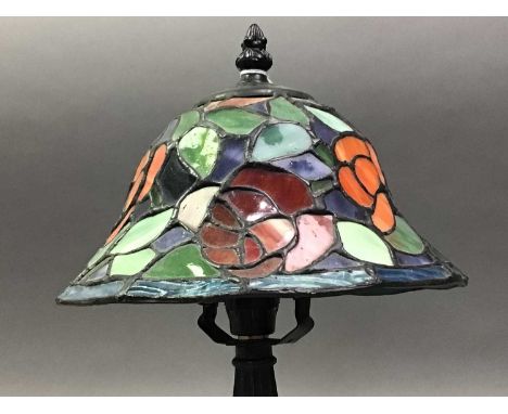 MODERN TIFFANY STYLE TABLE LAMP with simulated leaded glass shade30cm x 20cm 