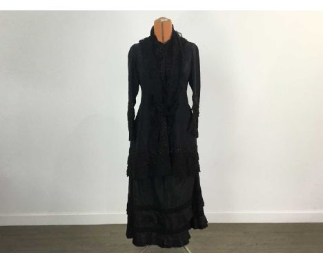 EDWARDIAN LADYS MORNING DRESS 1901-1910 with black scarf, complete on mannequinQty: 1