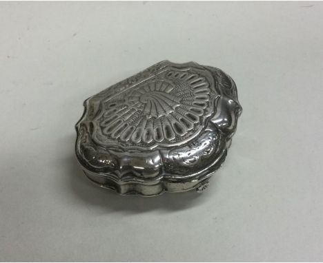 A good quality Continental silver shell shaped snuff box with gilt interior. Approx. 57 grams. Est. £100 - £150.