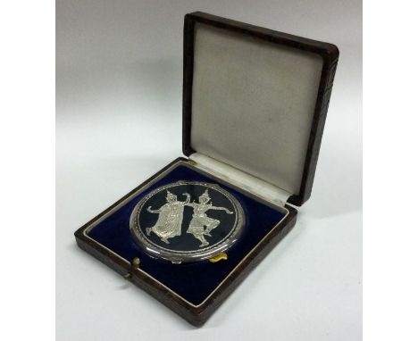 An attractive cased silver and Niello compact with fitted interior. Approx. 66 grams. Est. £45 - £50.