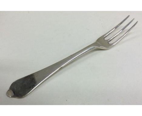 A good dog nose Antique silver three prong fork with crested terminal. Approx. 61 grams. Est. £80 - £120.