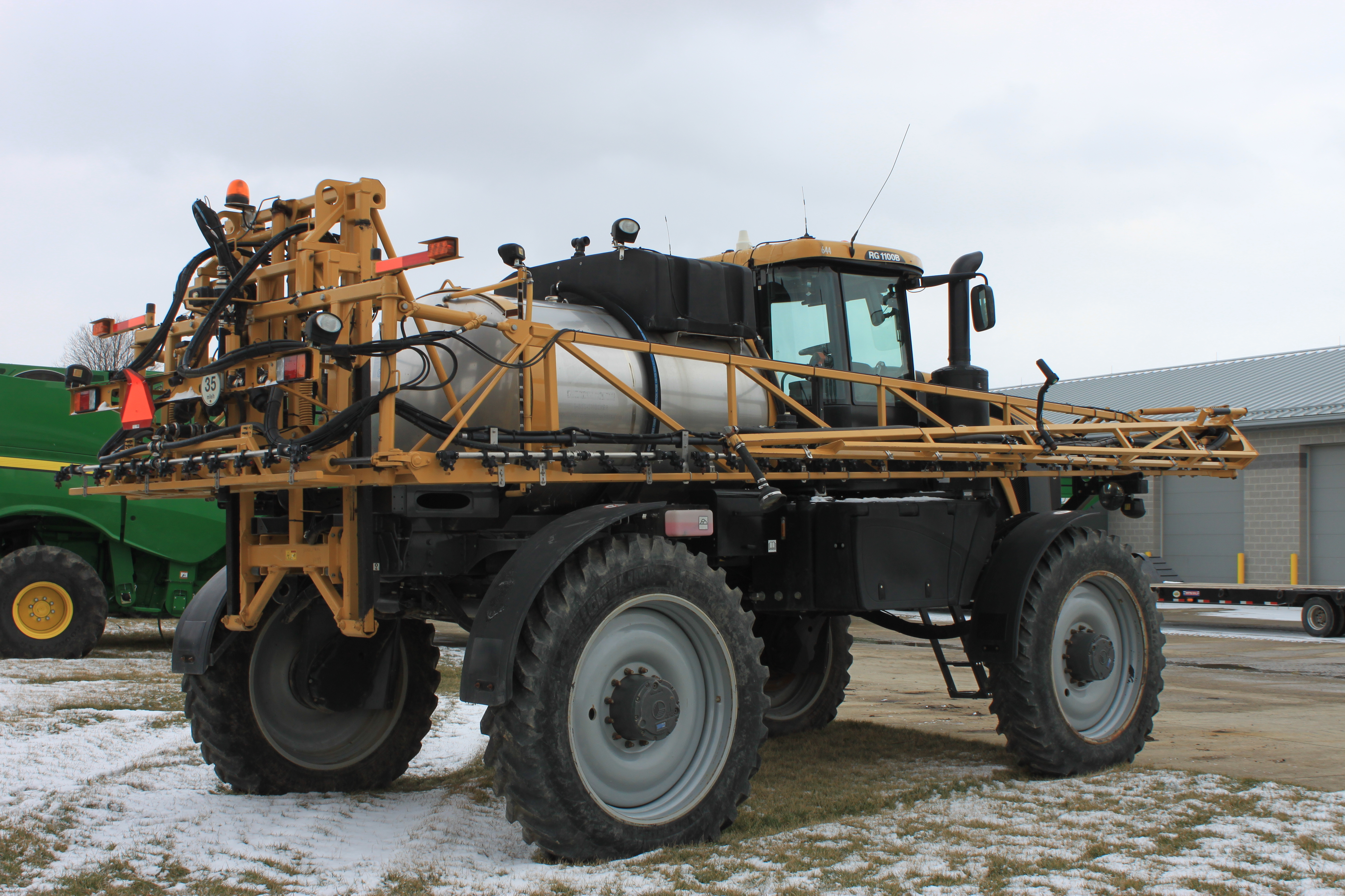 Rogator Sprayer 1100B (2014) A1100LFNSL1049 622 hours, 315 hp, 1100