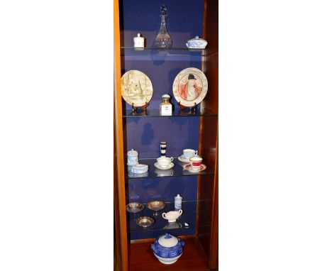 A quantity of ceramics and glass, to inlcude an early 20th century Continental majolica inkwell, Wedgwood Jasperware, trinket