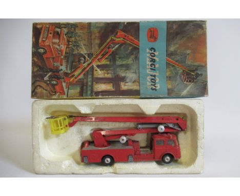Corgi 1127 Simon Snorkle Fire Engine, box F-P, vehicle P