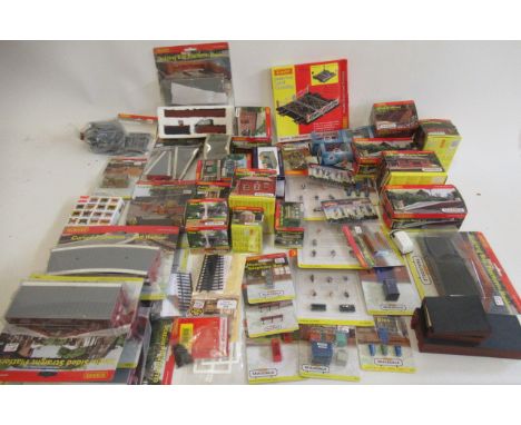 Hornby trackside accessories including Scaledale buildings, station platforms, passengers and work men, and Bachmann and Oxfo