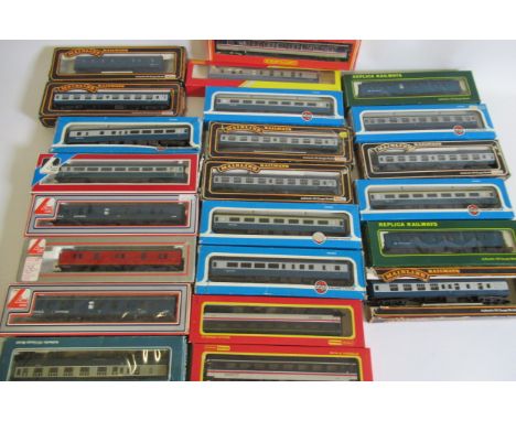 Modern image passenger coaches by Lima, Mainline and others, all items boxed, F-G