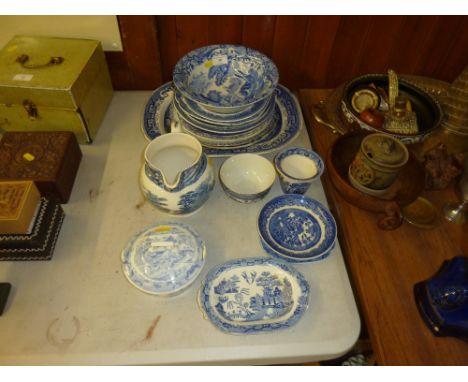 A quantity of various blue and white china to include a Copeland Spode 'Italian' patterned bowl