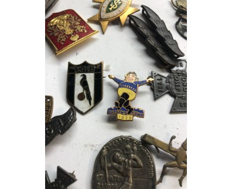 Selection of enamel badges etc includes butlins 1939 newcastle united enamel badge railway etc 