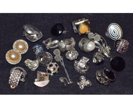 Jewellery - a pair of silver rectangular arched clip on earrings. stamped TEZ 925;  others, Art Deco, Ball droplet; white met