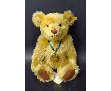 A Steiff Danbury Mint 2001 bear