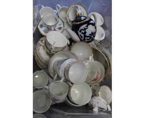 A job lot of misc ceramic items 'no postage available' 