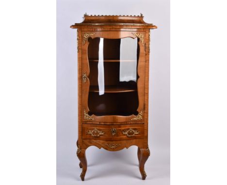 Vitrine sogenannter Dresdner Barock um 1900Holz, furniert, mit vergoldeten Bronzebeschlägen, Schlüssel vorhanden, 130 cm x 67