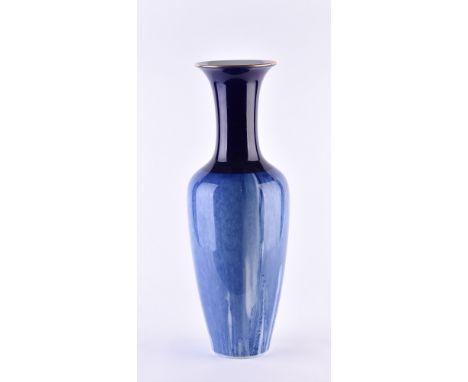 Vase KPM BerlinPorzellan, kobaltblauer Fond mit Goldrand, Entwurf Trude Petri, blaue Zeptermarke, grüner und blauer Reichsapf