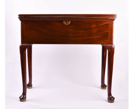 Verwandlungstisch im Chippendale Stil 19. Jhd.Mahagoni Holz, Maße im geschlossenen Zustand  77,5 cm x 40 cm x 82 cm, mit vers