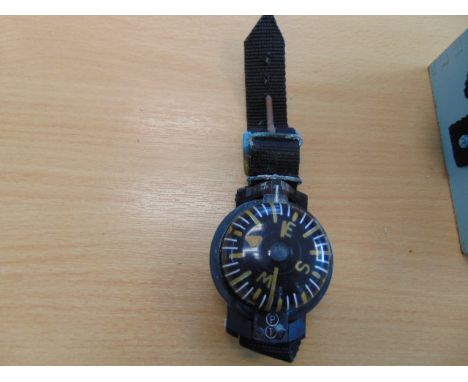 Royal Navy Divers Compass 5605-99-119-9903 in case
*Always make sure that you read the important information before bidding*