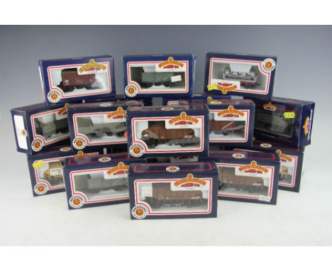 A Bachmann J39 Gresley locomotive and tender late crest, with eighteen various Bachmann boxed wagons (19)