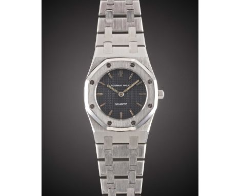 A LADIES STAINLESS STEEL AUDEMARS PIGUET ROYAL OAK BRACELET WATCHCIRCA 1980s, WITH DARK GREY TAPISSERIE DIALMovement: Quartz,