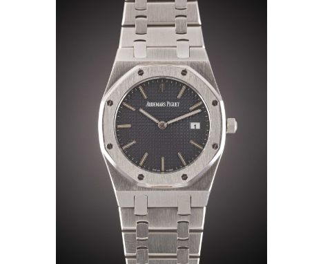 A MID SIZE STAINLESS STEEL AUDEMARS PIGUET ROYAL OAK BRACELET WATCHCIRCA 1990s, REF. 56175ST.OO.0789ST.04 WITH DARK GREY TAPI