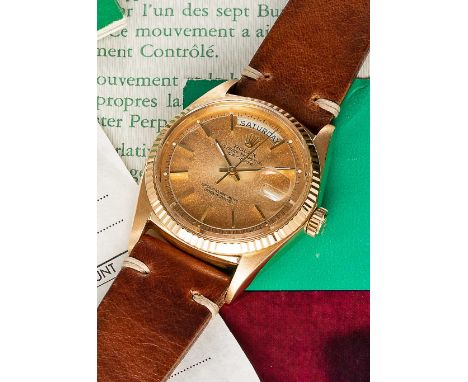 A GENTLEMAN'S 18K SOLID YELLOW GOLD ROLEX OYSTER PERPETUAL DAY DATE WRIST WATCHDATED 1970, REF. 1803 WITH "CRÈME BRÛLÉE" DIAL