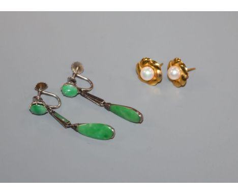 A pair of yellow metal and pearl flowerhead ear studs and a pair of jade drop earrings