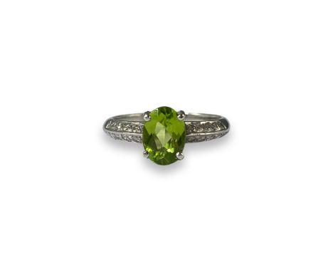 18ct White Gold Diamond &amp; Peridot Ring Weighing 2.5 grams Size I