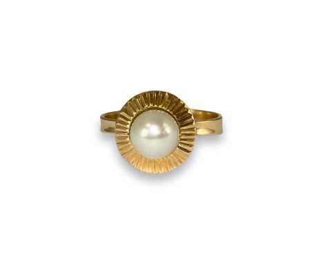9ct Cultured Pearl Solitaire Ring Weighing 2.77 grams Size M 1/2 
