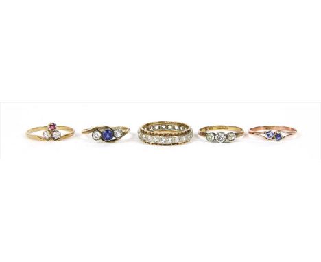 Five gold rings, to include a 9ct gold diamond and ruby trefoil ring, Birmingham 1982, finger size O ½, a 9ct gold paste full