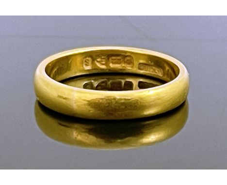 A 22ct gold wedding band, Cooperative Wholesale Society, Chester 1927, 5.6g