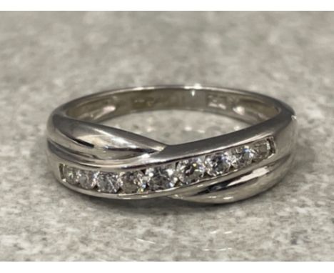 Ladies 9ct white gold CZ crossover band. 1.8g size K