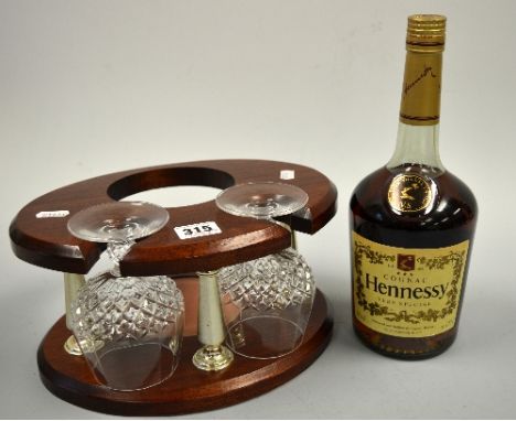 HENNESSY VS COGNAC, 1 litre, 40% vol, in oval stand with two Cristal d'arques lead crystal balloons