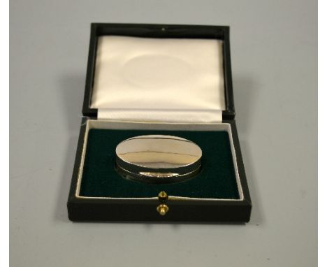 A SILVER GALLAGHER SNUFF BOX, of plain oval form with gilt interior, in original green fitted box, Birmingham 1994, Peter Joh
