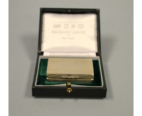 A SILVER GALLAGHER SNUFF BOX, of rectangular form with engine turned decoration and gilt interior, in original Richard Jarvis