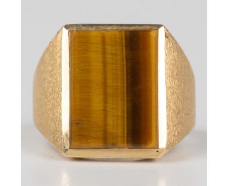 This ring has a 14k yellow gold band with a rectangular tiger's eye stone. Stamped 14k EMI inside the band. Size 8.75, 8g tot