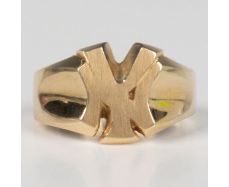14k yellow gold ring featuring the logo for the MLB baseball team, the New York Yankees. Size 8.75, 10g total weight. Dimensi