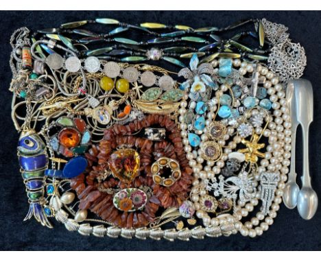 A Collection of Vintage Costume Jewellery to include necklaces, pearls, brooches, gold tone necklaces and bracelets etc.