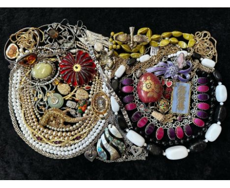 A Collection of Vintage Costume Jewellery to include necklaces, pearls, brooches, gold tone necklaces and bracelets etc.