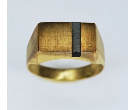 Schlichter Herrenring 8 K Gold, gestempelt und mit Juweliermarke versehen. Der kleine Herrenring ist hohl gearbeitet und mit 