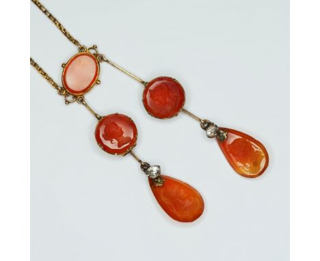 Antikes Collier 14 K Gold, gestempelt. An einer fein gearbeiteten Venezianer-Kette hängen 5 geschliffene Karneole. Fein und l