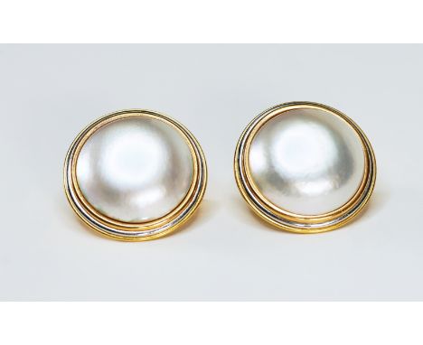 Elegante Ohrstecker 18 K Gold, gestempelt und mit Juwelierpunze „Friedrich“ aus Frankfurt am Main versehen. Gewölbte Perlmutt