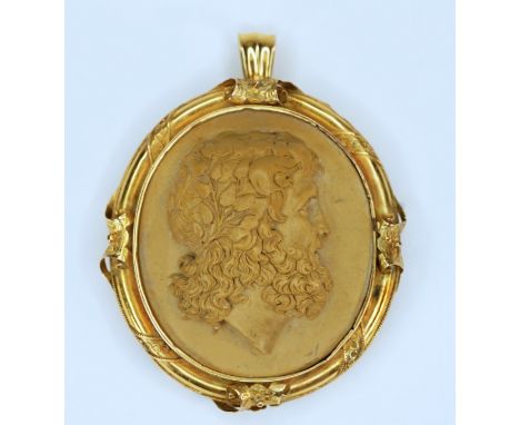 Antikes Medaillon 14 K Schaumgold, teils in Silber, altgelötet. In Speckstein reich detaillierte Profildarstellung eines römi