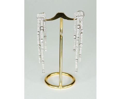 Stillvolle Ohrclips 18 K Weißgold, gestempelt. In Art déco Stil gearbeitete Ohrclips, geometrisch gestaltet mit beweglichen G