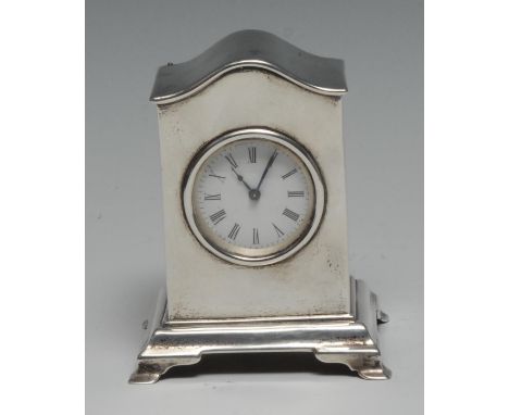 An Edwardian silver mantel timepiece, 4cm circular enamel cock dial inscribed with Roman numerals, French keyless movement, t