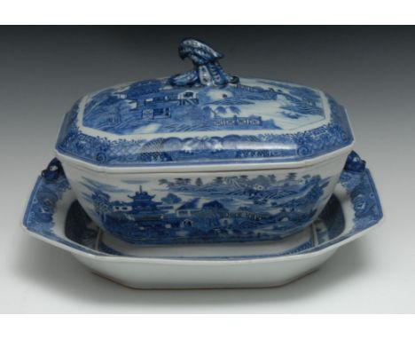 A Chinese Export Porcelain canted rectangular tureen, cover, and stand, well-painted in underglaze blue with a stylized Willo